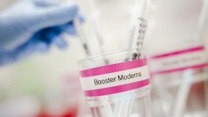 Symbolbild: Michael Buholzer
Eine Pflegefachkraft bereitet Booster-Impfungen mit dem Corona-Impfstoff von Moderna vor.