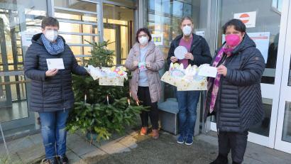 Bild: jzk
Heimleiterin Claudia Heier und Pflegedienstleiter Kevin Wienerl (hinten von links) bedankten sich herzlich bei den beiden Religionslehrerinnen Monika Stahl (vorne links) und Viola Behrendt-Grafe (rechts).
