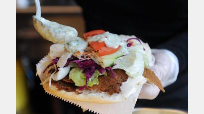 Symbolbild: Uwe Zucchi/dpa
Eine der Gericht-Kuriositäten des Jahres hat mit einem Döner zu tun.