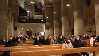Bild: ads
Pfarrer Ludwig Gradl feierte mit 25 Paaren aus der Amberger Pfarrei Hl. Dreifaltigkeit einen Ehejubiläumsgottesdienst in der Pfarrkirche.