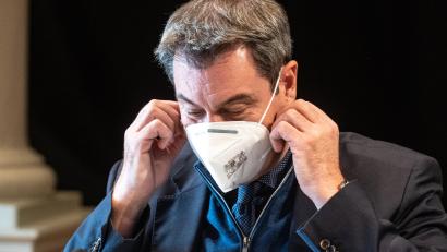 Archivbild: Armin Weigel/dpa
Ministerpräsident Markus Söder nimmt seine Maske ab.