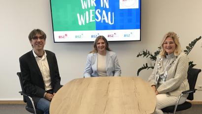 Bild: Berufliches Schulzentrum Wiesau/exb
Oberstudiendirektor Thomas Metzler, die Lehrkräfte Kerstin Seuß und Anja Wriedt-Wiesend (von links) freuen sich mit allen Beteiligten über das Gütesiegel "Stark". Es wurde in einer Videokonferenz verliehen.