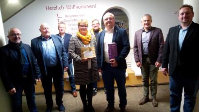 Bild: fpoz
Im Bild von links Wolfgang Schricker vom TSV Waldershof, Ehrenamtsbeauftragter Martin Braun, Bernd Aßmann vom TSV, Bianca Schindler, Stadtrat Jürgen Ranft (Referent für Vereine und Sport), Stefan Schindler, Landrat Roland Grillmeier und Zweiter Bürgermeister Mario Rabenbauer.