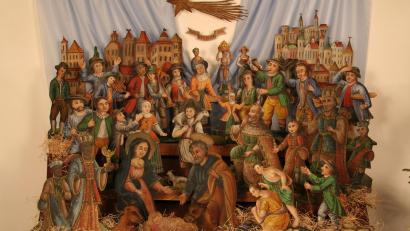 Archivbild: eib
Über jeder Krippe, hier eine historische aus Südböhmen, prangt ein Stern mit Schweif, der Stern von Bethlehem. Ihm sollen die Weisen aus dem Morgenland gefolgt sein.
