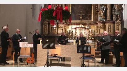 Bild: Anita Heldrich/exb
Bei der besinnlichen Stunde in der Hahnbacher Pfarrkirche begleiten die Instrumentalisten (von links) Thomas Seidel, Andreas Hubmann und Peter Seidel die Hahnbacher Sänger.
