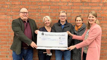 Bild: stg
Spendenübergabe am Otto-Hahn-Gymnasium: Im Bild von links Oberstudiendirektor Stefan Niedermeier, Oberstudienrätin Maria Sertl, die Elternbeiratsvorsitzenden Johannes Kopp und Andrea Röhrig sowie Lebenshilfe-Geschäftsführerin Susanne Hilpert.
