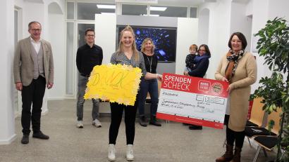 Bild: stg
Rewe-Chefin Susann Daubitz (Dritte von links) überreichte insgesamt 3000 Euro an drei Kemnather Einrichtungen.