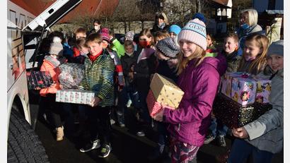 Bild: wku
Die Königsteiner Viertklässler verladen die Weihnachtspäckchen für den Archeladen in den Bus.