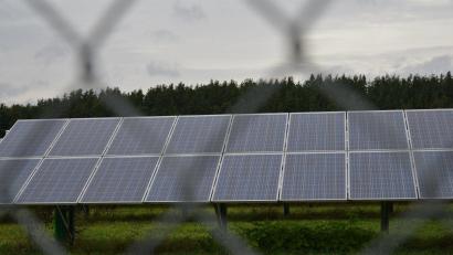 Symbolbild: Petra Hartl
Nicht wie hier auf der grünen Wiese stehend, sondern schwimmend könnte in Steinfels eine Solaranlage entstehen.