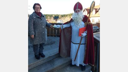 Bild: jzk
Marianne Fütterer dankte dem Nikolaus (Oliver Becher) für die Spendenaktion zugunsten von Koki Tirschenreuth.