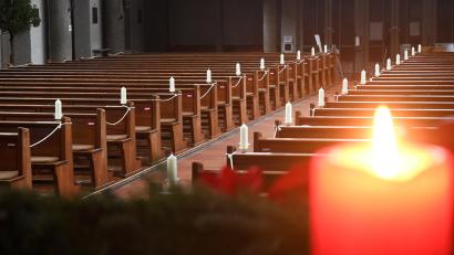 Bild: Gabi Schönberger
Damit genügend Abstand eingehalten werden kann, sind Bankreihen in der Sankt Elisabeth Kirche in Weiden mit Seilen abgesperrt.