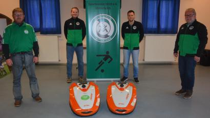 Bild: jr
Die beiden Fördervereins-Vorsitzenden Florian Greim (Zweiter von links) und Tobias Seitz (Zweiter von rechts) übergaben die neuen Mähroboter „Max und Moritz“ an stellvertretenden SV-Vorsitzenden Gerhard Greim (rechts) und an Platzwart Peter Greim. Die Freude über das rund 5000 Euro teure Weihnachtsgeschenk des Fördervereins war groß.