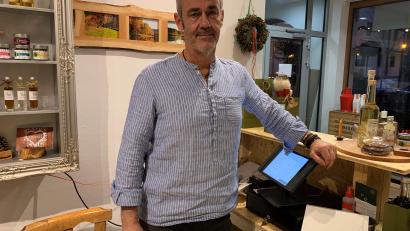 Bild: ck
Veit Reisberger führt den Hofladen in der Friedrichstraße 7 in Vohenstrauß. Gleich gegenüber ist das Lokal "Friedrich", das er seit fast drei Jahren betreibt.