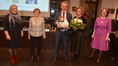Bild: jr
Abschied nahm auch das Team des Staatlichen Schulamts von seinem Chef. Im Bild (von links) die Mitarbeiterinnen Elisabeth Schön und Roswitha Schneider, Schulamtsdirektor Rudolf Kunz mit Lebensgefährtin Bettina Lux sowie Schulamtsdirektorin Martina Puff, die die Leitung des Schulamtes Tirschenreuth übernimmt.