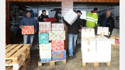 Bild: bey
Von der Garage als vorübergehendem Lagerplatz auf die Paletten werden die 195 Pakete umgeschlichtet, dann werden die Paletten auf den Lkw gehoben. Bruno Friedl (links) hat die Sammelaktion in der Großgemeinde Pleystein organisiert, Ludwig "Lucky" Wüst (rechts) macht das in der Gemeinde Georgenberg.