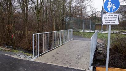 Bild: bkr
Der Bewuchs des Verbindungswegs von der Kolpingstraße zum Sportplatz wurde zurückgeschnitten. Ein Schotterstreifen wird noch angelegt und die Zugangsbereiche der beiden Brücken befestigt.
