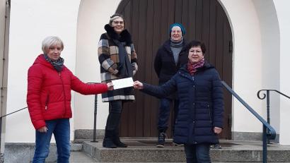 Bild: Sieglinde Norgauer/exb 
Die Vorstandsmitglieder Karola Beer und Christiane Zimmer (vorne, von links) übergaben die Spende an Gisela Pöhler und Angela Krüger (hinten, von links) vom Hospizverein.