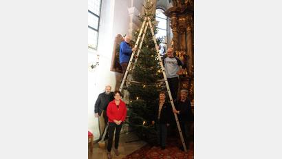 Bild: soj
Die Helfer beim Christbaumschmücken (vorne, von links) Petra Becher, Christa Schiener und Mesnerin Gabi Filberth sowie von der Kirchenverwaltung Rudi Rubenbauer (hinten, von links), Hubert Becher und Stefan Kausler.