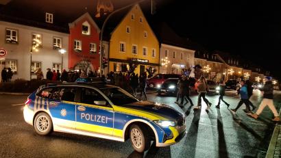 Bild: rw
Durch Erbendorf zogen am Sonntagabend rund 300 Bürger, ohne jedoch Meinungsäußerungen abzugeben.