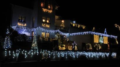 Bild: kro
Mit viel Liebe zum Detail wurden dieses Haus und der Garten in weihnachtliche Stimmung versetzt.