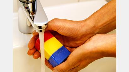 Bild: Clemens Hösamer
Die Fensterbacher Gemeindefarben rot, gelb und blau verströmen ein frischen, zitronigen Duft.