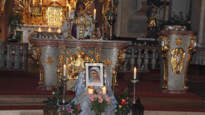 Bild: kro
Pfarrer George Parankimalil setzte zu Beginn der Andacht in der Pfarrkirche St. Laurentius das Allerheiligste aus. Vorne war ein Bild der Muttergottes aufgestellt.