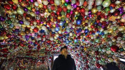Bild: Wolfgang Steinbacher
Ein Himmel voll glitzernder Christbaumkugeln – diesmal nicht in der Asphaltkapelle Etsdorf, sondern in Schmidmühlen, neben dem Rathaus.