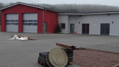 Bild: hou
Nach einer durch Corona bedingten Pause sind die Arbeiten am Höglinger Feuerwehrgerätehaus wieder aufgenommen worden. Nun geht das Projekt mit großen Schritten seiner Vollendung entgegen.