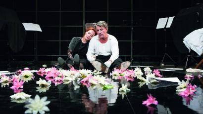 Bild: Bo Lahola/exb
Susanne Bard und Jörg Schüttauf in der Produktion der Kammerspiele Magdeburg.