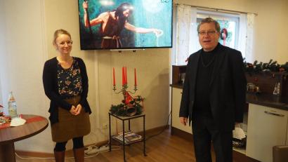 Bild: krb
Die Bewohner im Caritas-Seniorenheim in Neustadt/WN können nun auch christliche Sender empfangen. Darüber freuen sich Leiterin Stefanie Schricker und Regionaldekan Manfred Strigl.