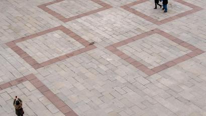 Bild: Peter Kneffel
Passanten laufen über den fast leeren Marienplatz vor dem Rathaus in der Innenstadt von München. Foto: Peter Kneffel/dpa