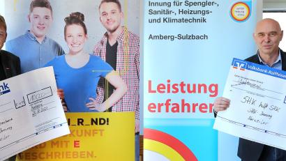 Bild: Wolfgang Steinbacher
Zwei Handwerker mit Herz: Georg Wittmann, stellvertretender Obermeister der Innung für Elektro- und Informationstechnik (links), und Dietmar Lenk, Innungsobermeister für Spengler, Sanitär-, Heizung- und Klimatechnik, übergaben insgesamt 15 000 Euro für die von der Flutkatastrophe betroffenen Kollegen im Ahrtal.