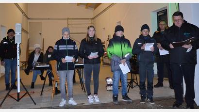 Bild: gi
Das dritte Adventfenster wurde am neuen Feuerwehrhaus in Burgtreswitz geöffnet. Die Jugendfeuerwehr trug mit Fürbitten bei.
