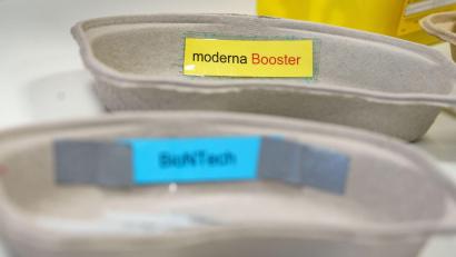 Symbolbild: Frank Rumpenhorst/dpa
Zwei Schalen mit Booster-Impfstoff von Moderna und dem normalen Impfstoff von Biontech/Pfizer liegen bereit. Künftig soll schon nach drei Monaten geboostert werden können.