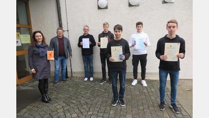 Bild: jzk
Katrin Schmidt, German Helgert und Ralf Bäuml (von links) gratulierten Lukas Nickl, Julian Müller (vorne von links), Jörg Kausler und Fabian Plannerer (hinten von links) zur ihrem Erfolg beim 24. Landeswettbewerb Mathematik.