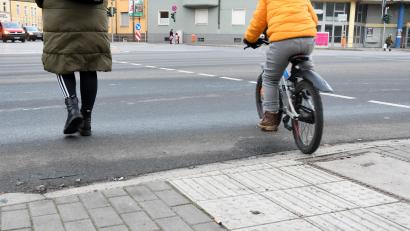 Bild: Gabi Schönberger
Die Gehwege am Adolf-Kolping-Platz sind bereits barrierefrei, unter anderem durch taktile Rillen und abgesenkte Bordsteine.