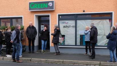 Bild: le
Das erste Schaufenster am Blumengeschäft Fiedlers Green ist noch abgedeckt. Alles wartet auf die Öffnung.