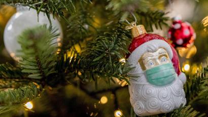Bild: Tom Weller / dpa
Weihnachten in der Pandemie kann in Familien und Beziehungen zu Konflikten führen. Helfen können Kommunikation, Planung und Beratungsgespräche.