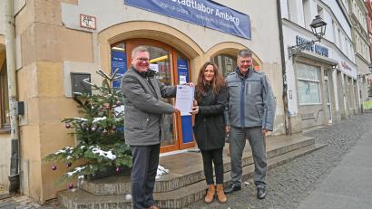 Bild: Thomas Graml, Stadt Amberg/exb
Oberbürgermeister Michael Cerny (links) freut sich mit Altstadtkümmerin Verena Fitzgerald und Wirtschaftsförderer Karlheinz Brandelik über die Auszeichnung.