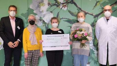 Bild: Klinikum/Dietl/exb
Die ersten 3000 Euro für das neue Paten-Modell sind gesichert (von links): Dr. Harald Hollnberger, Brigitta Schöner (Förderverein Familiengesundheit), Annika Wawersig (Koordinatorin der Integrativen Onkologie), Dr. Ute Schäpe und Dr. Thomas Papathemelis.