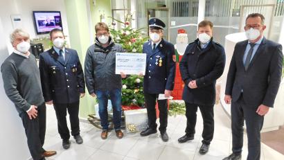 Bild: hai
Die Vorstände Peter Porsch (rechts) und (von links) Konrad Schäffler übergaben die Spenden an Kommandant Jörg Schläger, Pastoralreferent Robert Schulte, stellvertretenden Vorsitzenden Andreas Dorsch und Pfarrer Hannes Kühn.
