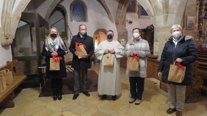 Bild: jzk
Quarteismanagerin Stefanie Baier, Bürgermeister Roman Schäffler, Gemeindereferent Jochen Gößl, Rita Ponnath und Agnes Emerig vomreuanebund (von links) verteilten die Weihnachtstüten an die Senioren.