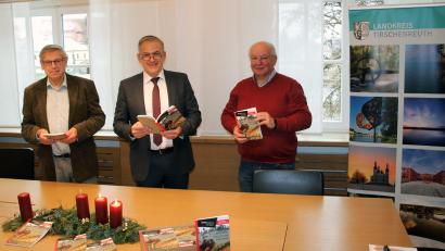 Bild: Fabian Polster/Landkreis Tirschenreuth/exb
Das Heimatbuch „Lokalbahn, Schloss und Kapuziner“ stellten (von links) Schriftleiter Peter Knott, Landrat Roland Grillmeier und Verleger Eckhard Bodner im Landratsamt Tirschenreuth vor.