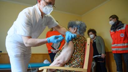 Bild: Robert Michael
Der Deutsche Ethikrat befürwortet eine Ausweitung der kürzlich beschlossenen Impfpflicht für Personal in Einrichtungen wie Kliniken und Pflegeheimen auf „wesentliche Teile der Bevölkerung“. Foto: Robert Michael/dpa-Zentralbild Pool/dpa