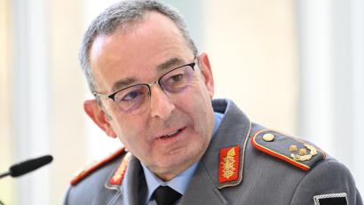 Bild: Tobias Hase/dpa
Generalmajor Carsten Breuer, Leiter des Corona-Krisenstabs im Bundeskanzleramt, gibt eine Pressekonferenz zur Entwicklung der Corona-Lage in Bayern.