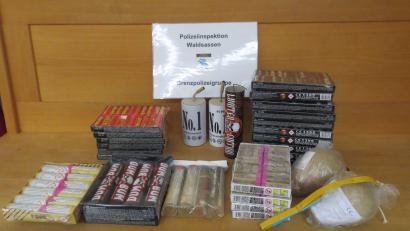 Bild: Polizeiinspektion Waldsassen/exb
Diese Böller hatte ein Trio aus Thüringen auf einem Markt in Tschechien gekauft.