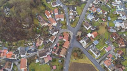 Bild: Thilo Hierstetter
In der Nähe des Schlossberges treffen verschiedene Straßen zu einer unübersichtlichen Kreuzung zusammen: Aus östlicher Richtung trifft die Kettlerstraße auf die westlich heranführende Hugo-Geiger-Straße (im Bild der Straßenverlauf von unten nach oben). Von rechts (Norden) stößt die Oberschwaigstraße dazu, und von links führt die Hennebergstraße aus südlicher Richtung heran.
