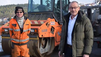 Bild: bö
In der Maximilianstraße in Vilshofen sind die Wasserleitung und Teile des Abwasserkanals bereits erneuert. Weitere Straßenabschnitte folgen, wie Bürgermeister Erwin Geitner (rechts) und der Polier der Strabag, Horst Schicker, bei einem Jour fixe auf der Baustelle ankündigen..