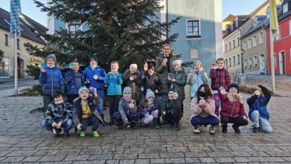 Bild: jma
Auch die Schüler der 2. Klasse der MGS Eschenbach schmückten den Baum vor dem Rathaus.