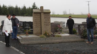 Bild: wro
Im Beisein von (von rechts) Alfons Fischer, Pfarrer Joseph und Pater Lukas zitierte Anna Koller aus dem Brief, den sie vor einigen Wochen von Pater Gisbert erhalten hatte.